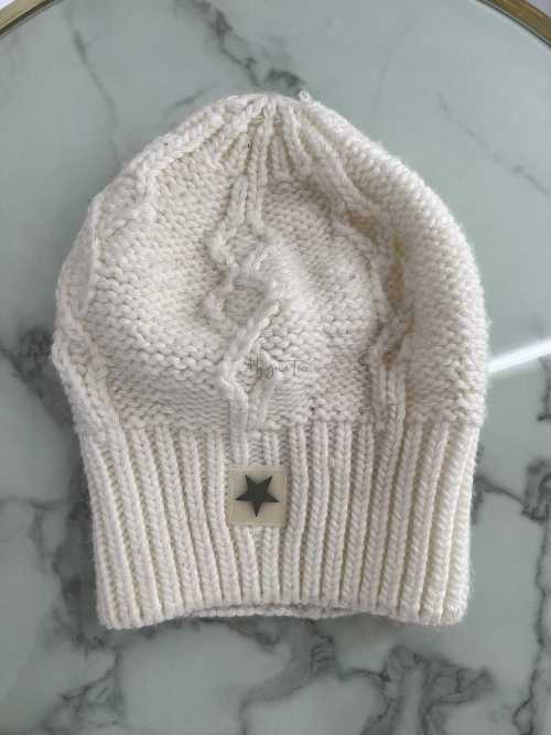 C175 Czapka Biała Warkocz