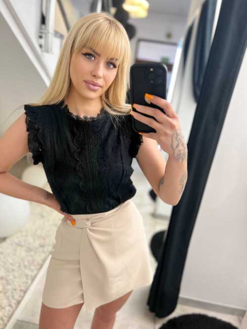 MF382 Elegancka Bluzka z Koronki Frills Czarna