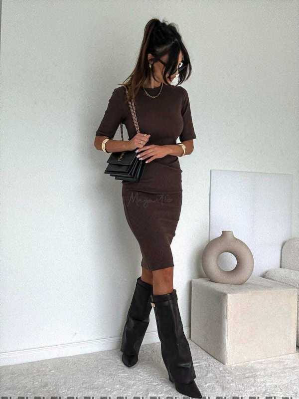 BC610 Sukienka z dzianiny prażek Czekolada