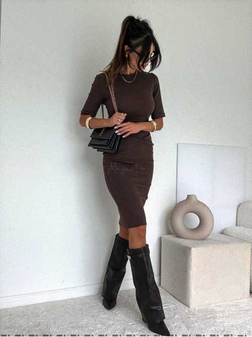 BC610 Sukienka z dzianiny prażek Czekolada