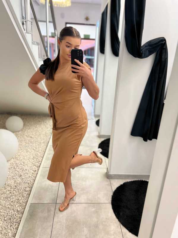 NB869 Sukienka Midi z Wiązaniem i Broszką Camel
