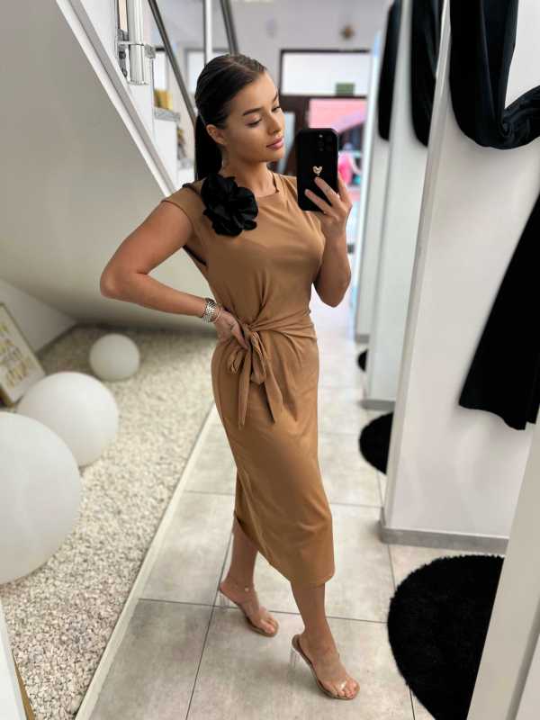 NB869 Sukienka Midi z Wiązaniem i Broszką Camel