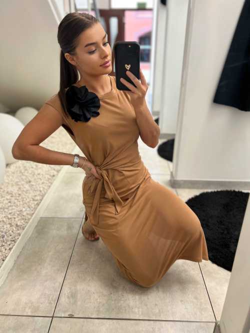 NB869 Sukienka Midi z Wiązaniem i Broszką Camel