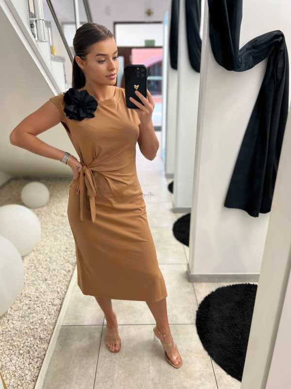 NB869 Sukienka Midi z Wiązaniem i Broszką Camel