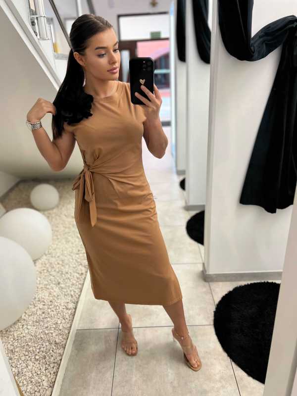 NB869 Sukienka Midi z Wiązaniem i Broszką Camel