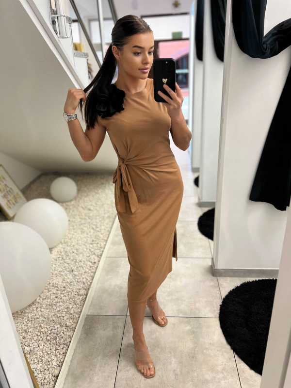 NB869 Sukienka Midi z Wiązaniem i Broszką Camel