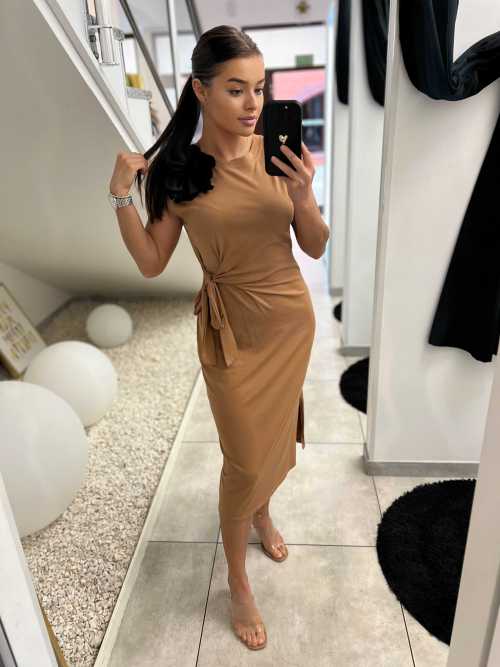 NB869 Sukienka Midi z Wiązaniem i Broszką Camel