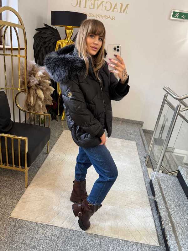 K815 Pikowana Zimowa Kurtka z Szarym Futerkiem Czarna