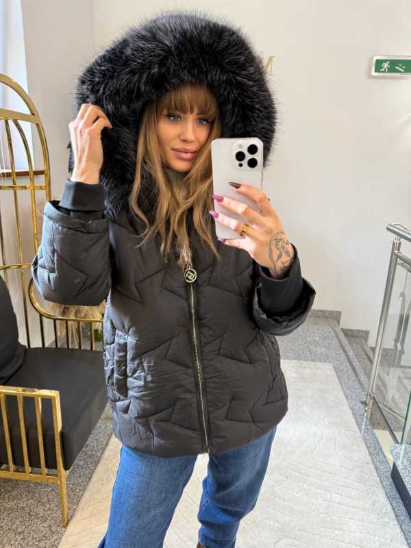 K815 Pikowana Zimowa Kurtka z Szarym Futerkiem Czarna
