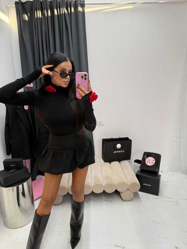 LM102 Elegancka Bluzka z Półgolfem + Róże La Milla Czarna