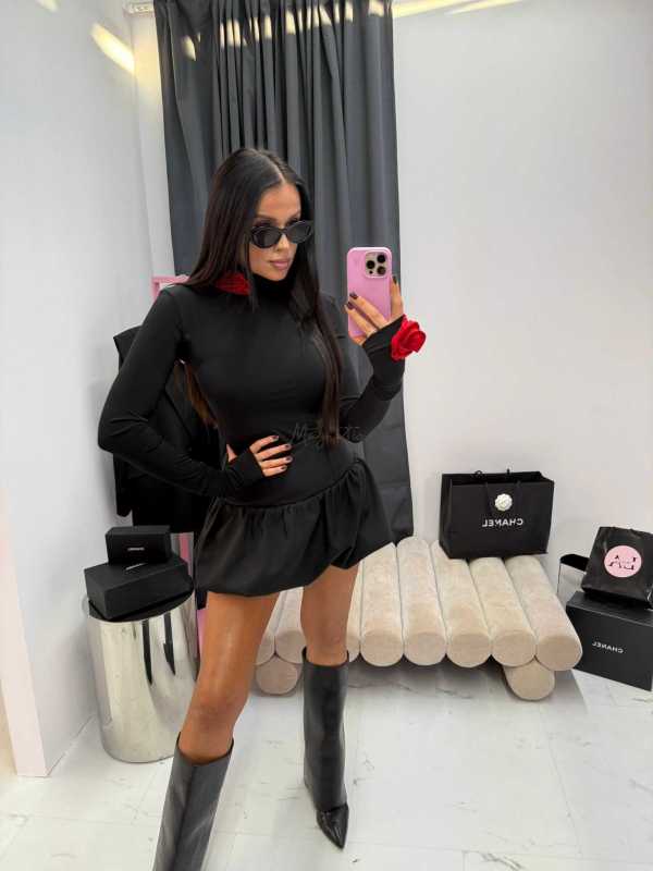 LM102 Elegancka Bluzka z Półgolfem + Róże La Milla Czarna