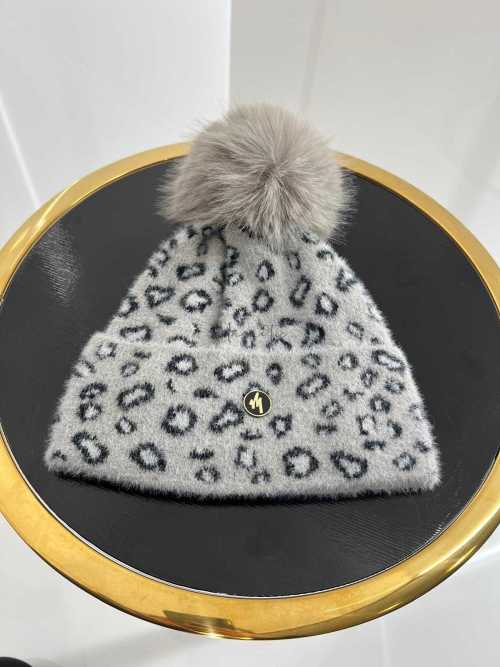 C020 Czapka z Pomponem W Panterkę Szara