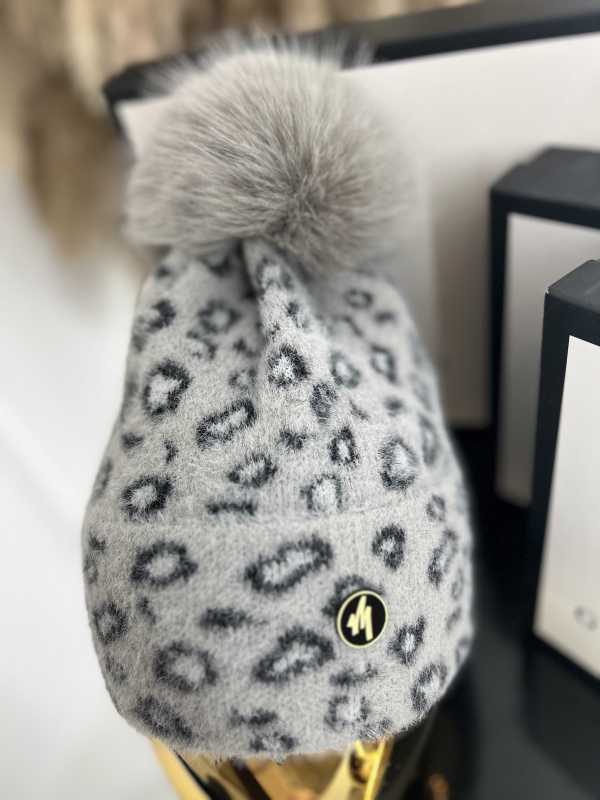 C020 Czapka z Pomponem W Panterkę Szara