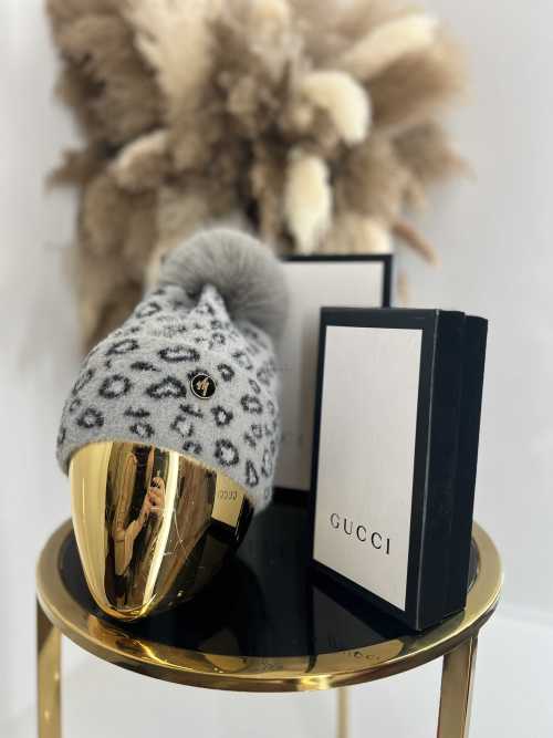 C020 Czapka z Pomponem W Panterkę Szara