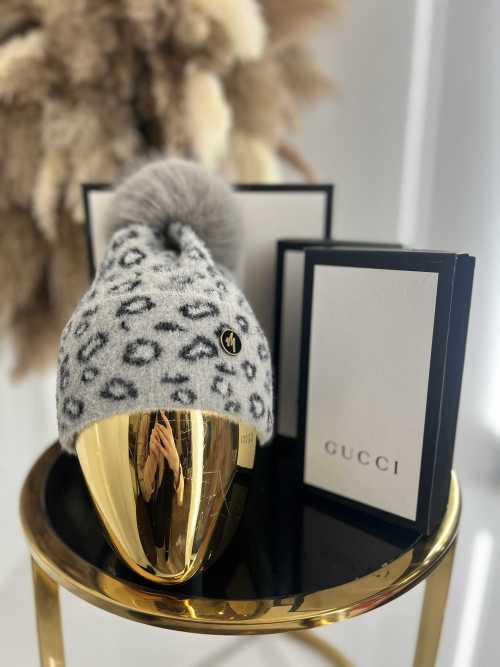 C020 Czapka z Pomponem W Panterkę Szara