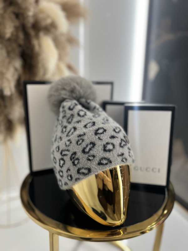 C020 Czapka z Pomponem W Panterkę Szara