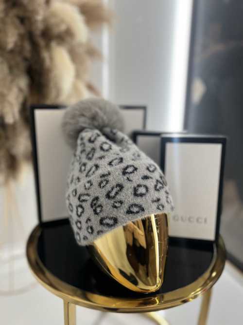 C020 Czapka z Pomponem W Panterkę Szara