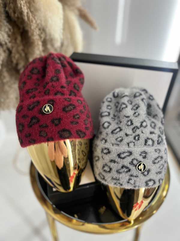 C923 Czapka W Panterkę Bordowa