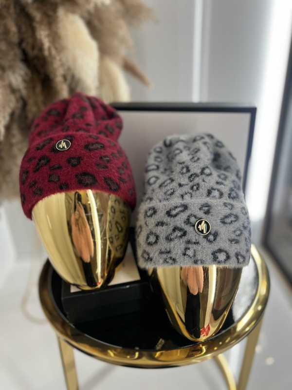 C923 Czapka W Panterkę Bordowa