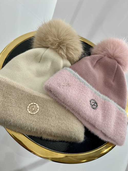 C017 Czapka Z Pomponem Gładka Różowa