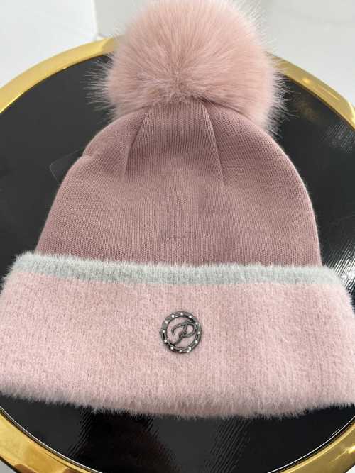 C017 Czapka Z Pomponem Gładka Różowa