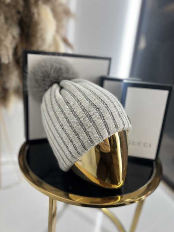 C017 Czapka z Pomponem Cyrkonie Szara