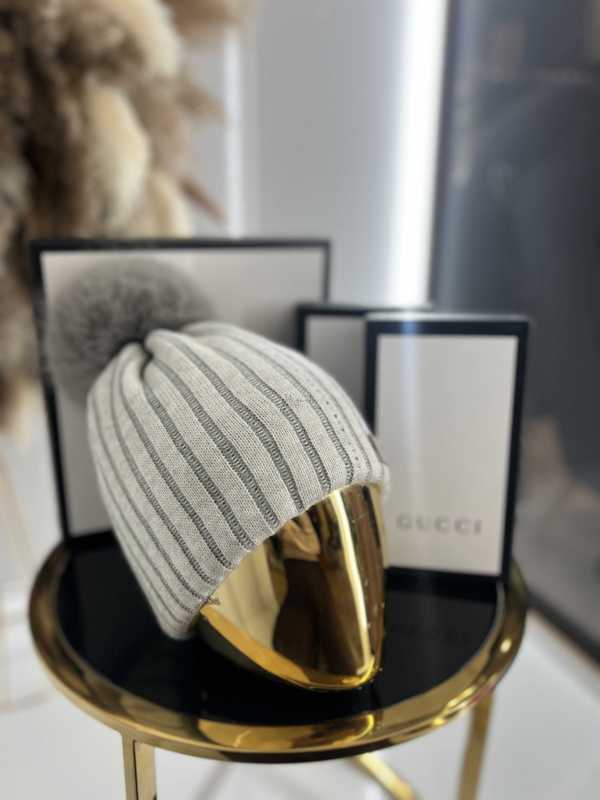 C017 Czapka z Pomponem Cyrkonie Szara