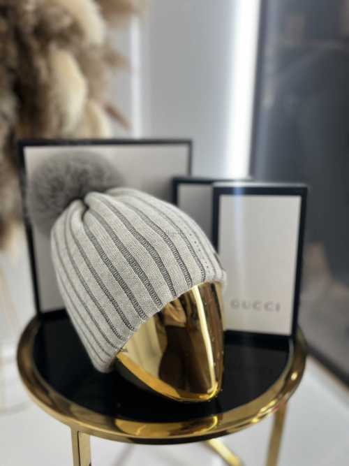 C017 Czapka z Pomponem Cyrkonie Szara