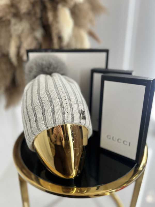 C017 Czapka z Pomponem Cyrkonie Szara