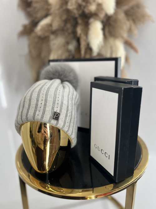 C017 Czapka z Pomponem Cyrkonie Szara