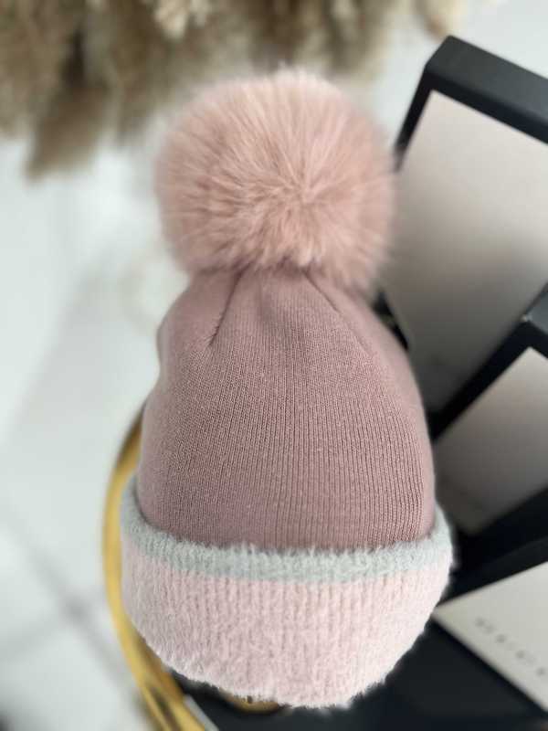 C017 Czapka Z Pomponem Gładka Różowa