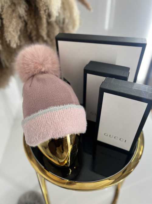 C017 Czapka Z Pomponem Gładka Różowa