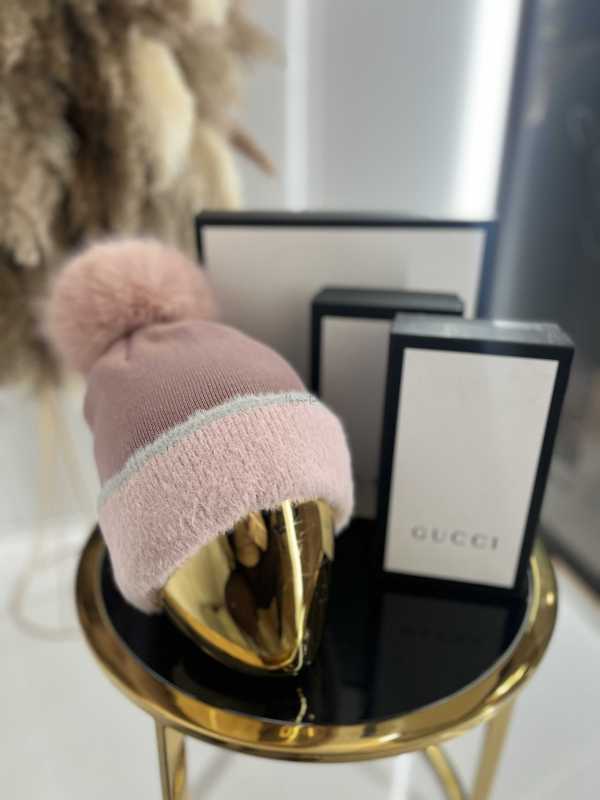 C017 Czapka Z Pomponem Gładka Różowa