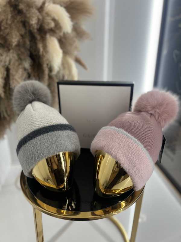 C017 Czapka Z Pomponem Gładka Różowa