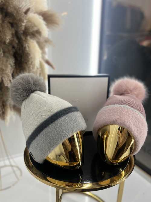 C017 Czapka Z Pomponem Gładka Różowa