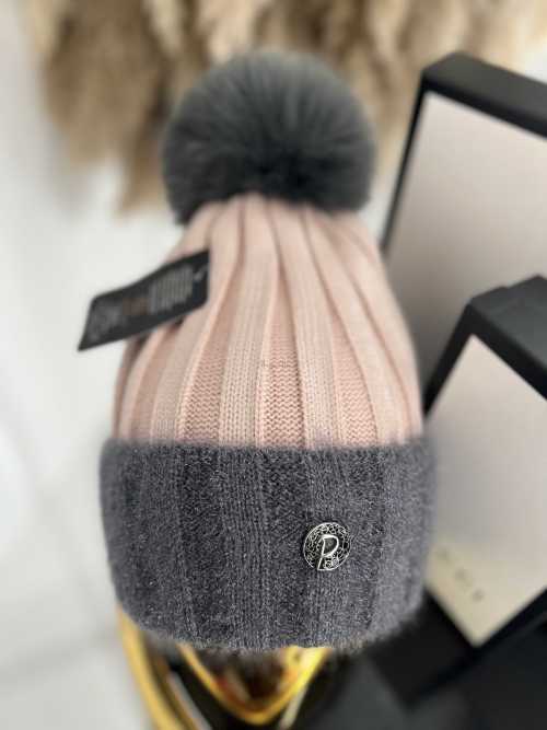 C017 Czapka Z Pomponem Złocona Szaro Różowa