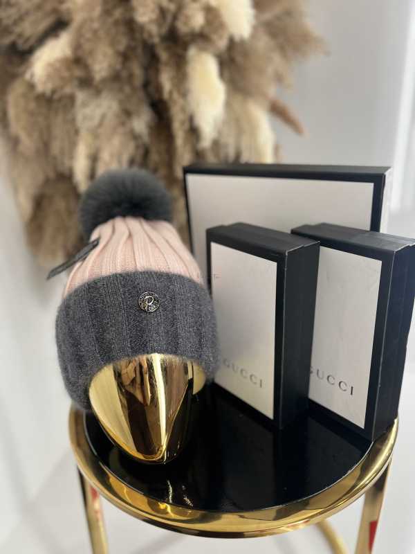 C017 Czapka Z Pomponem Złocona Szaro Różowa