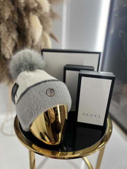 C017 Czapka Z Pomponem Gładka Szara