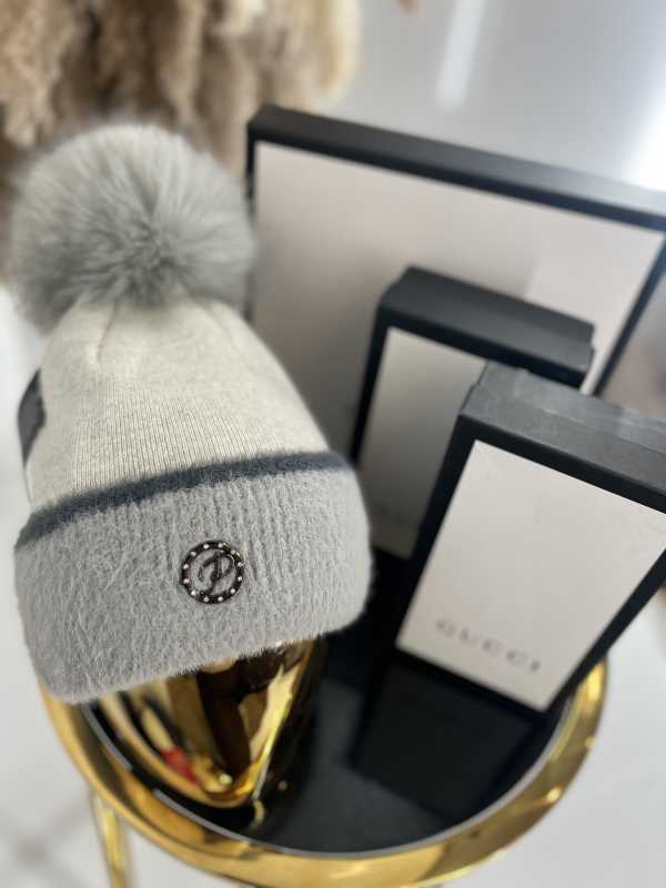 C017 Czapka Z Pomponem Gładka Szara