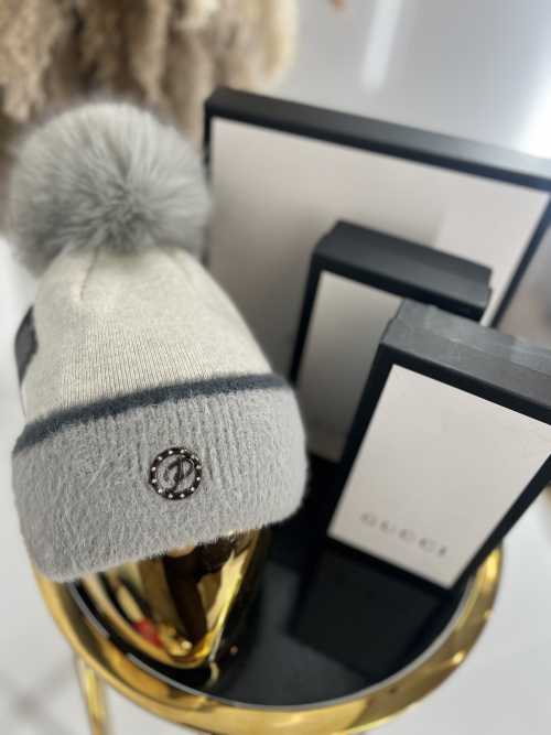 C017 Czapka Z Pomponem Gładka Szara