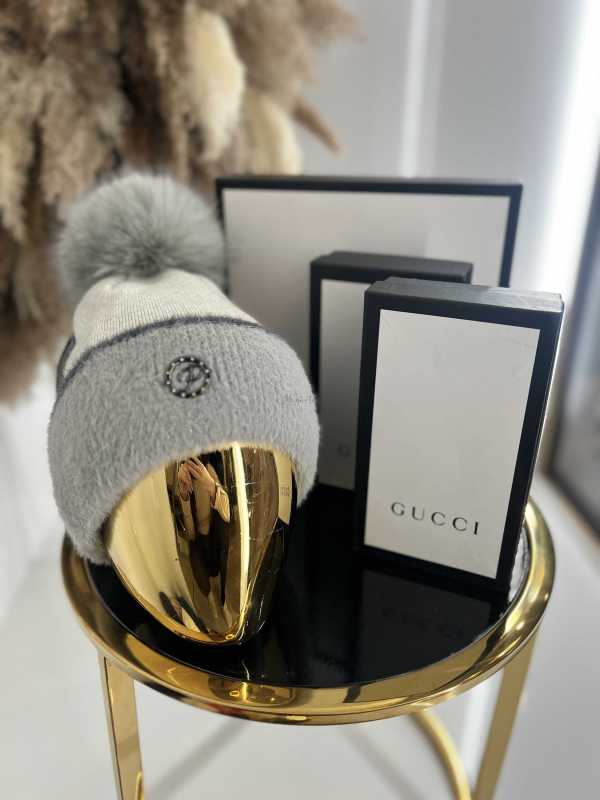 C017 Czapka Z Pomponem Gładka Szara