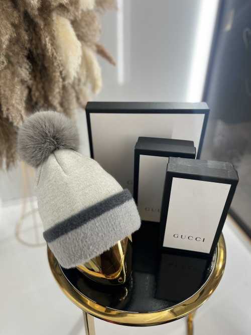 C017 Czapka Z Pomponem Gładka Szara