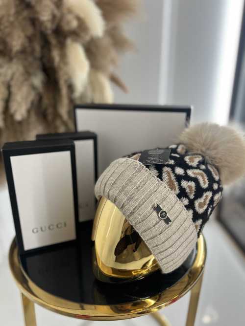 C017 Czapka Z Pomponem Panterka Beżowa