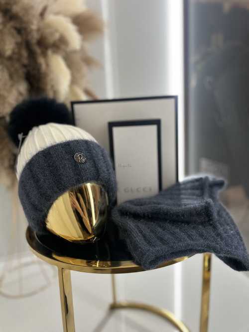 C81 Komplet Czapka + Komin Ze Złoceniem Granatowy