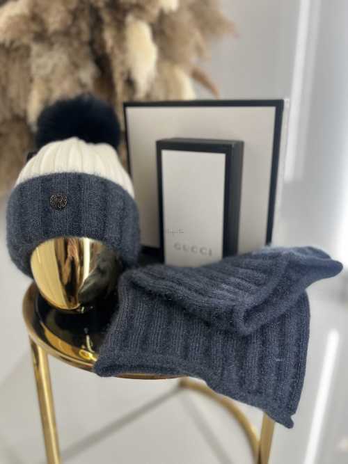 C81 Komplet Czapka + Komin Ze Złoceniem Granatowy