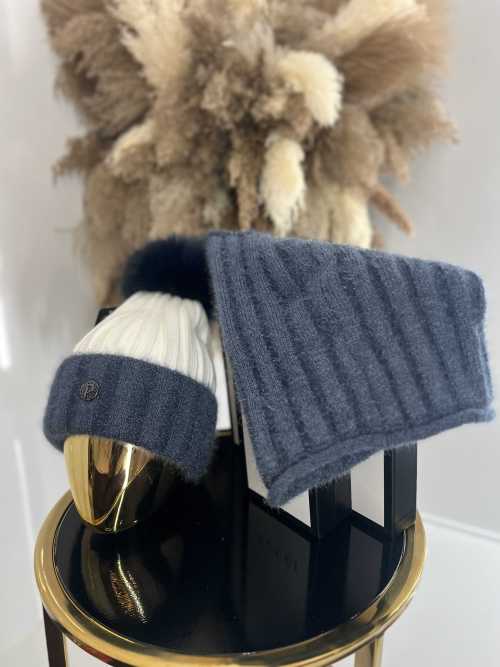 C81 Komplet Czapka + Komin Ze Złoceniem Granatowy