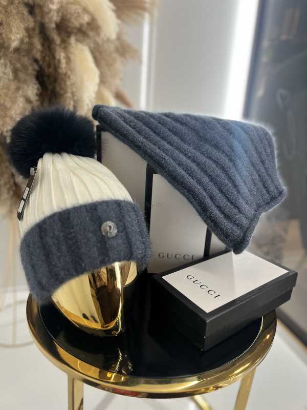 C81 Komplet Czapka + Komin Ze Złoceniem Granatowy