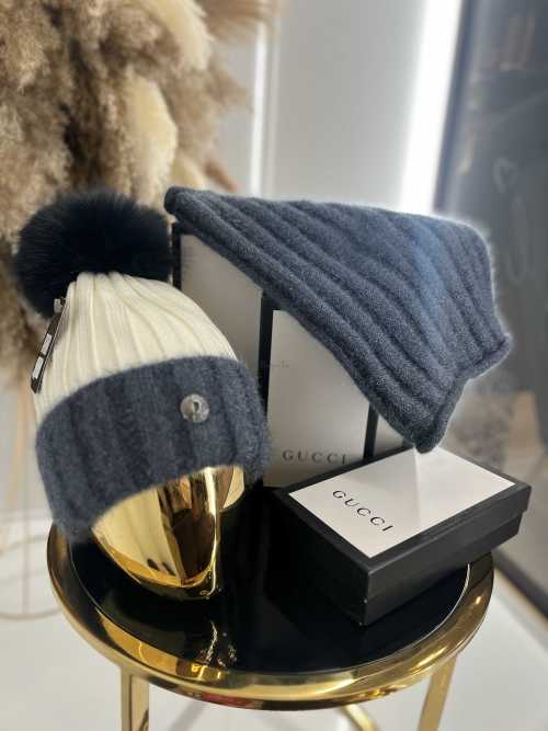 C81 Komplet Czapka + Komin Ze Złoceniem Granatowy