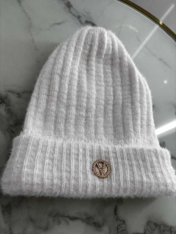 C7 Czapka Damska Zimowa Biała z Ozdobą