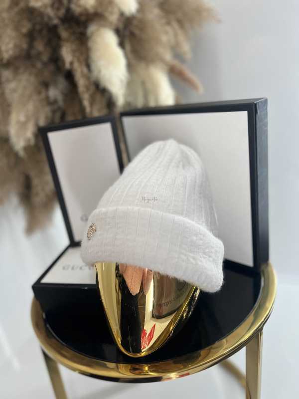 C7 Czapka Damska Zimowa Biała z Ozdobą